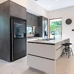 Modern 3-Bed Townhouse With Alfresco Dining & Bbq