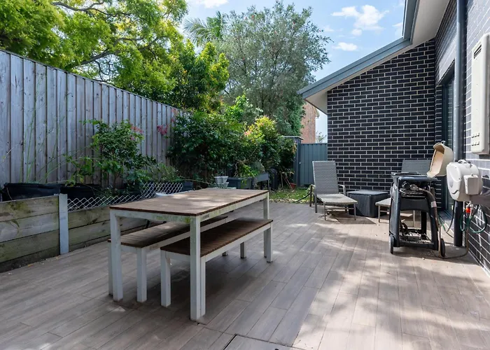 Modern 3-Bed Townhouse With Alfresco Dining & Bbq