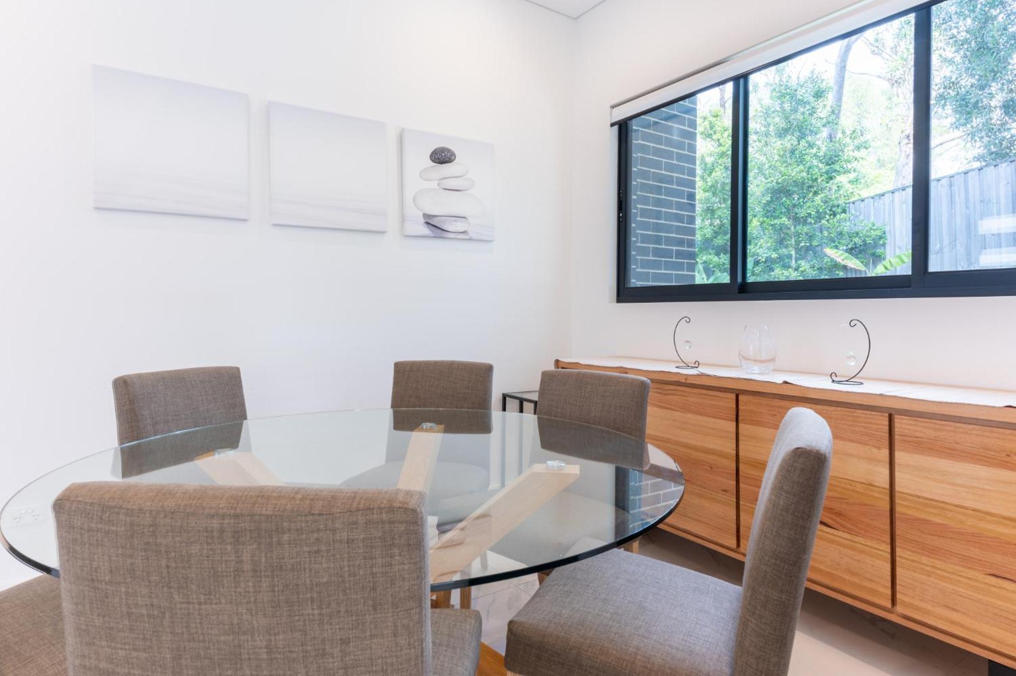 Modern 3-bed Townhouse With Alfresco Dining & Bbq